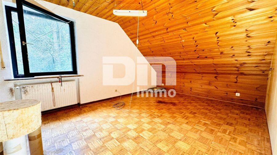 Ein- bis Zweifamilienhaus mit Einliegerwohnung, Garage + Carport in idyllischer Ortsrandlage - WE2 OG / DG Schlafzimmer / Kinderzimmer